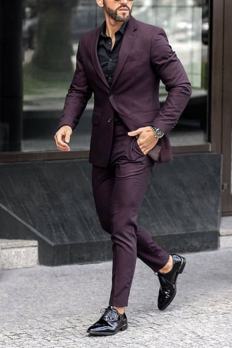 plum two piece Men Wedding Ideas, Plum Suit, Suits For Men Wedding, Dark Red Suit, Terno Slim Fit, Maroon Suit, Purple Suit, Stylish Mens Suits, Blazer Outfits Men