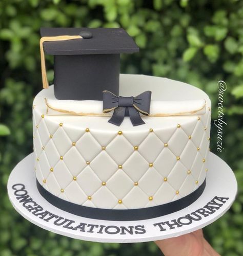 The best elegant graduation cake ideas college, graduation cake designs university and graduation cakes for high school | Looking for cute grad cakes or graduation cake decorations for your graduation party foods? If you're after unique graduation cake designs, these cakes work great as graduation party ideas! #graduation #graduationcake #graduationcakeideas #graduationcakedesigns #gradcake #graduationparty #graduationpartyideas #graduationpartyfoods Small Graduation Cake Ideas, Graduation Party Ideas Cake, University Graduation Cake, Matriculation Cake Designs, Graduation Cake High School, 2024 Graduation Cakes, Graduation Cake Designs 2024, Graduation Cake Designs College, Graduation Cakes For High School 2020