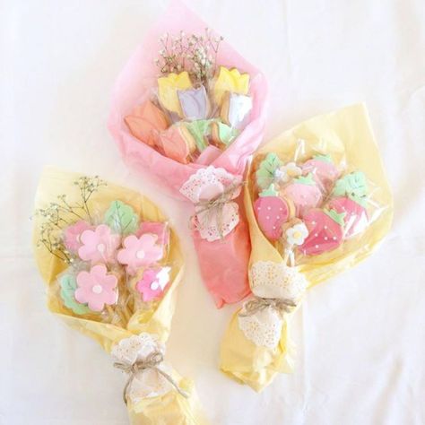 Flower Cookie Bouquet, Flower Cookies Bouquet, Mothers Day Cookies, Spring Flower Cookies, Flower Shaped Cookies, Colored Cookies, Cookie Baskets, Mason Jar Cookies, Flower Cookie