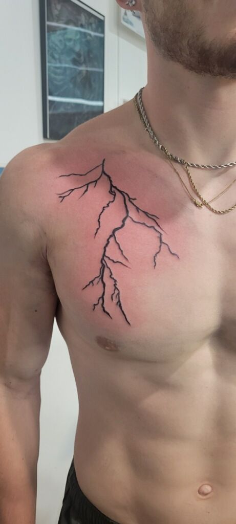 Small Tattoo On Chest, Blitz Tattoo, Tattoo On Chest, Rib Tattoos For Guys, Lightning Tattoo, Tato Minimal, Tato Jari, Tatuagem Masculina Pequena, Pola Tato