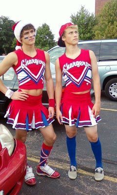 Guys cheer-leading in skirts Male Cheerleader Uniform, Gay Halloween Costumes, Male Cheerleaders, Boys In Crop Tops, Boys In Skirts, Guys In Skirts, Cheerleader Outfit, Men Wearing Skirts, Car Rally