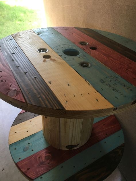 Small Wooden Spool Ideas Diy, Wire Spindle Table, Spool Art Wooden, Small Spool Table Ideas, Diy Spool Table Outdoor, Wooden Spool Chairs, Wooden Spool Coffee Table, Wood Reel Ideas, Wire Spool Projects