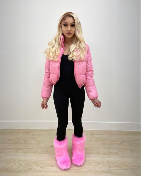 Fur Boots Outfit, Puffer Jacket With Fur, Pink Puffer Jacket, Inspo Fits, Pink Lifestyle, Winter Inspo, Pink Winter, Single Woman, Cute Lazy Outfits