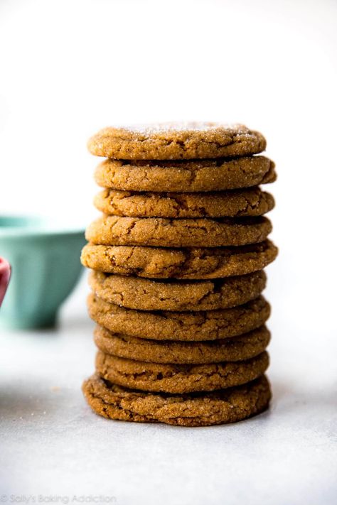 Homemade soft molasses cookies with crackly tops are super chewy and perfectly spiced. They stay seriously soft for days– if they last that long– and are always a holiday favorite. Recipe on sallysbakingaddiction.com Cardamom Cookies Recipe, Ramadan Cookies, Gingersnap Cookies Chewy, Soft Molasses Cookies, Cardamom Cookies, Chewy Molasses Cookies, Molasses Cookies Recipe, Ginger Molasses Cookies, Sally's Baking