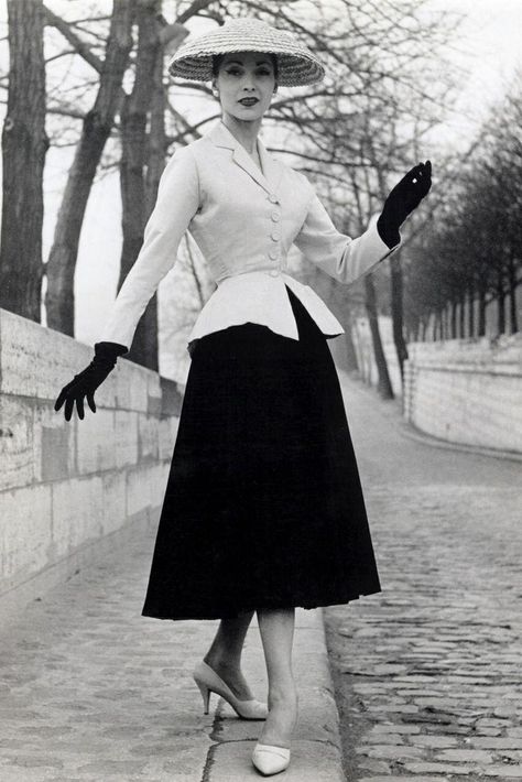 Christian Dior's New Look, 1947 #happybirthdaydior New Look Dior, Christian Dior New Look, Istoria Modei, Dior New Look, Rok Outfit, 1940's Fashion, Cristian Dior, Mode Retro, Glamour Vintage