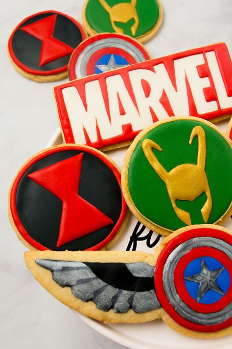 Marvel Sweet 16 Party, Loki Cupcakes, Marvel Bday Cake, Marvel Cupcake Ideas, Marvel Cookies Decorated, Loki Birthday Party, Marvel Cake Pops, Marvel Snacks, Marvel Party Ideas