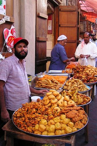 Street food: India New York Street Food, Tawa Pulao Recipes, World Street Food, Desi Street Food, Mumbai Street Food, Street Food Market, Indian Street Food Recipes, Chaat Recipe, Food Street