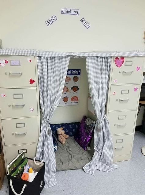 Kindergarten Quiet Corner, Break Corner In Classroom, Kindergarten Calming Corner Ideas, Calm Center Classroom, Diy Cozy Corner Classroom, Classroom Peace Corner, Calm Down Corner Decor, Rbt Office Ideas, Calm Down Area In Classroom Cozy Corner