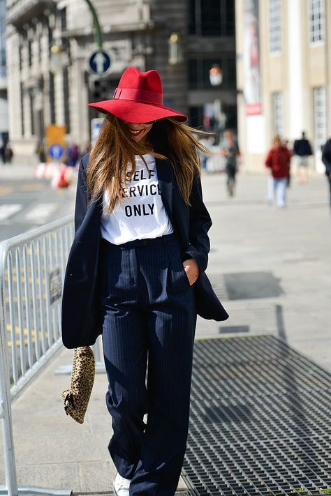 Felt Hat Outfit, Red Hat Outfit, Hat Outfit Spring, Fedora Outfit, Fedora Hat Outfits, Colour Outfit, Red Fedora, Boho Winter Outfits, Elegantes Outfit Damen