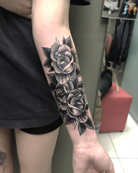 Tatuagem old school: 91 fotos para você se apaixonar pela técnica Arm Cover Up, Script Tattoo Cover Up, Black And White Forearm Tattoo, Forearm Cover Up Tattoos For Women, Arm Cover Up Tattoos, Forearm Cover Up Tattoos, Best Cover Up Tattoos, Wrist Tattoo Cover Up, Tattoo Band