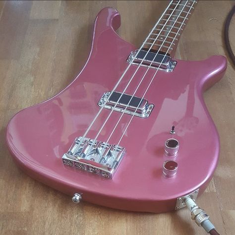 Cool Electric Bass Guitars, Pretty Bass Guitars, Cute Bass Guitar, Pink Bass Guitar Aesthetic, Girly Bass Guitar, Pink Electric Guitar Aesthetic, Bass Guitar Aesthetic, Pink Bass Guitar, Pink Electric Guitar