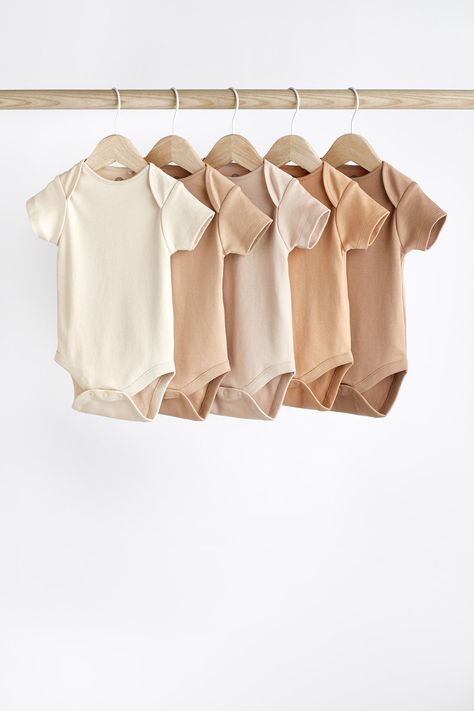 Stock up on their everyday essentials with this handy 5-pack of baby bodysuits, crafted from soft cotton, with short sleeves and a popper fastening for easy changing. Machine washable. 5 x Bodysuit 100% Cotton. Newborn Onesies Neutral, Baby Neutral Clothes, Next Baby Clothes, Newborn Baby Clothes Unisex, Minimalist Baby Clothes, Body Bebe, Baby Clothes Brands, Neutral Baby Clothes, Baby Basics