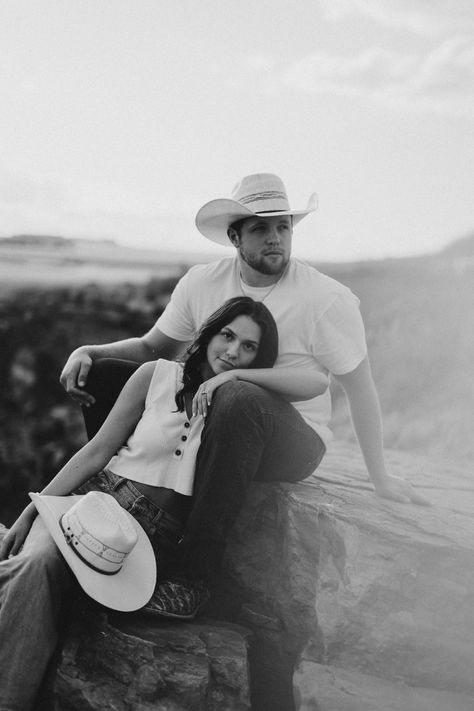 #westernphotoshoot #cowboyhat #photo Hat Couple Photo Ideas, Cowboy Hat Couple Photoshoot, Cowboy Hat Engagement Pictures, Western Couple Photoshoot, Western Photo Shoots, Western Couple, Country Photos, Country Couple, Couple Inspiration