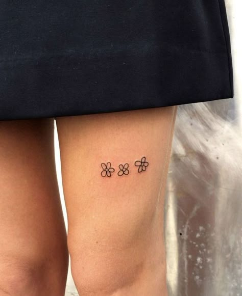 Unique Bsf Tatoos, Conceptual Tattoo Ideas, Behind The Knee Tattoo, Childhood Tattoo Ideas, Simbolos Tattoo, Stile Kendall Jenner, Stick Poke Tattoo, Tattoo Schrift, Gemini Tattoo