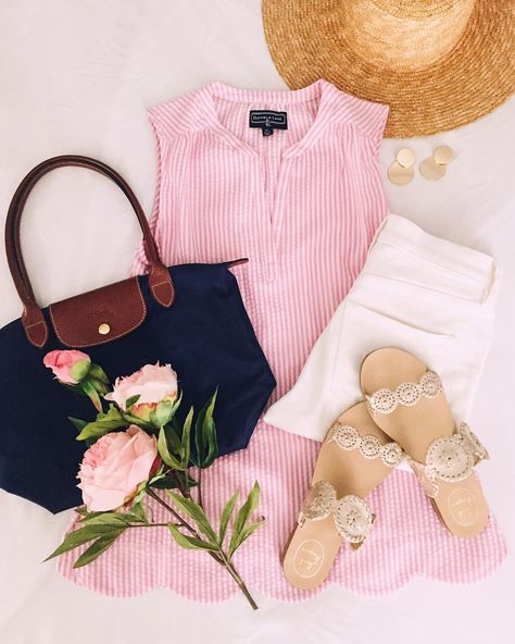 Preppy seersucker top for summer! Instagram: @simplylaurengray Preppy Essentials, Southern Preppy, Seersucker Top, Casual Attire For Women, Preppy Spring, Preppy Summer Outfits, Preppy Southern, Lauren Gray, Look Short