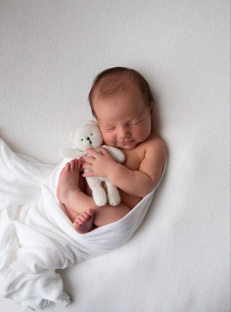 Alt=“ baby girl wrapped in blanket holding teddy posed with a smile during newborn shoot”> Newborn Photos Studio, Newborn Baby Photography Studio, Baby Photos Without Showing Face, Photography Framing Ideas, Minimalist Newborn Photography, Simple Baby Photoshoot Ideas, New Borned Baby Photo, Easy Newborn Poses At Home, Studio Newborn Family Photos