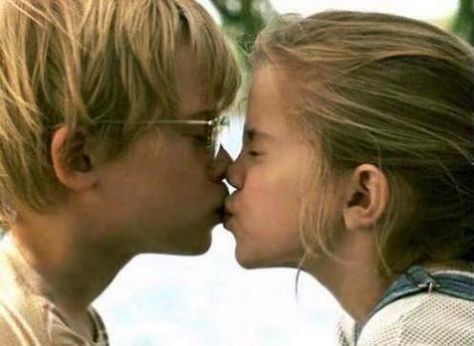 young love Movie Kisses, Macaulay Culkin, Movies Worth Watching, Jamie Lee Curtis, History Humor, Girl Movies, Awkward Moments, First Kiss, I Love Girls