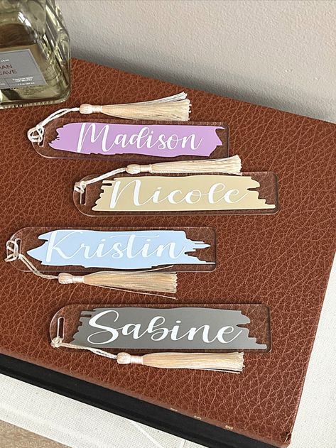 Stationery Store Design, Acrylic Bookmarks, Diy Vinyl Projects, Indiana Girl, Diy Gifts To Sell, Cricut Christmas Ideas, Idee Cricut, Custom Bookmarks, Personalized Bookmarks