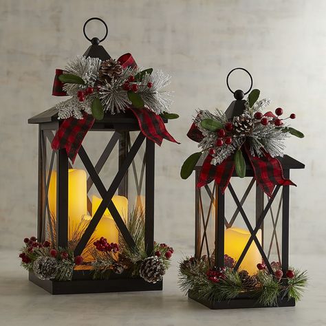 Rm Christmas, Christmas Lantern Ideas, Rustic Christmas Decorations, Lantern Christmas Decor, Candle Centerpiece, Traditional Holiday Decor, Deco Table Noel, Centerpieces Diy, Christmas Candle Decorations