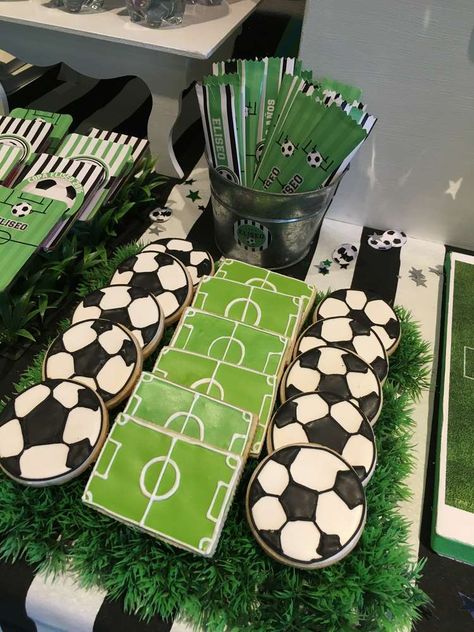 Soccer birthday party | CatchMyParty.com Soccer Party Theme Ideas, Fifa Birthday Party, Fifa Party Ideas, Mexico Soccer Party Ideas, Juventus Birthday Party Ideas, Soccer Birthday Food Ideas, Soccer Team Birthday Party, Fifa Themed Birthday Party, Fifa Birthday Party Ideas