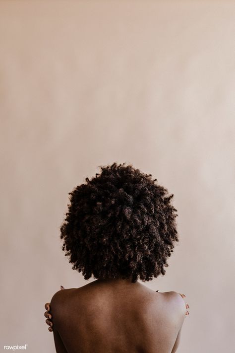 Woman With Afro, Scrub Corpo, Pelo Afro, Afro Hair, Foto Art, Brown Aesthetic, Hair Journey, Female Images, Afro Hairstyles