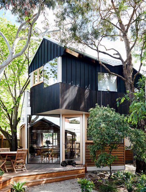 We revisit the home of empty nester Fleur Glenn – a brilliantly unconventional Clifton Hill treehouse, designed by architect Murray Barker. Clifton Hill, Melbourne Suburbs, Melbourne House, Australian Architecture, Australian Homes, House On A Hill, The Design Files, Back To Nature, Mid Century House