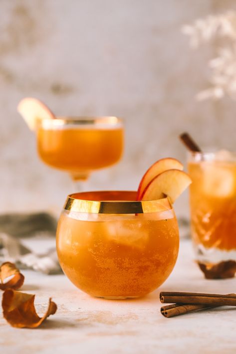 Full of warm spices, apple cider, bourbon and fizzy prosecco, this divine bourbon cockail is fully flavoured and perfect for Fall & Winter. Apple Cider Bourbon Cocktail, Cider Bourbon Cocktail, Bourbon Fizz, Apple Cider Bourbon, Winter Porch Pots, Pot Arrangements, Bourbon Apple Cider, Bourbon Cocktail Recipe, Porch Pots