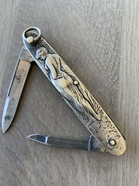 Antique Pocket Knife, Vintage Switchblade, Knife Aesthetic, Pretty Knives, Mazzy Star, Dagger Knife, Knife Collection, Cool Knives, Essential Bag