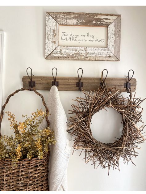 Farmhouse Entryway, Fall Home Tour, Primitive Farmhouse, Rustic Garden Decor, Farmhouse Fall, Country Farmhouse Decor, Fall Home, Spring Home, Vintage Farmhouse