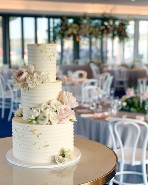 Wedding Cakes Naked, Wedding Cakes Buttercream, Kek Kahwin, Buttercream Wedding Cakes, Cream Wedding Cakes, Sweet Table Wedding, Special Event Cakes, Wedding Anniversary Cakes, Quinceanera Cakes