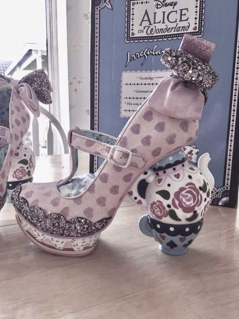 Alice In Wonderland Shoes High Heels, Ever After High Shoes In Real Life, Ever After High Wonderland Outfits, Alice In Wonderland Redesign, Descendants Aesthetic Outfits, Fantasy Shoes Heels, Ever After High Shoes, Ever After High Cosplay, Alice In Wonderland Shoes