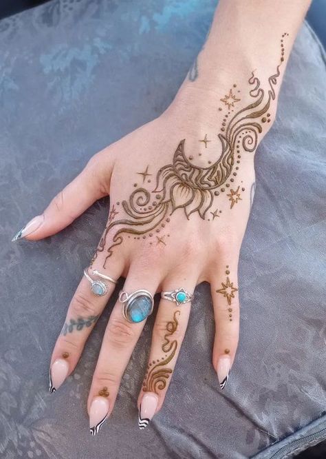 Henna Moon Design, Henna Motive, Moon Henna, Shoulder Henna, Thigh Henna, Small Henna Designs, Cute Henna Designs, Cute Henna Tattoos, Unique Henna