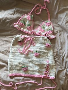 Pink Crochet Set, Crochet Strawberry Clothes, Crochet Strawberry Top, Crochet Designs For Beginners, Pink Crochet Ideas, Crochet A Rose, Crochet Set Pattern, Tops A Crochet, Strawberry Crochet