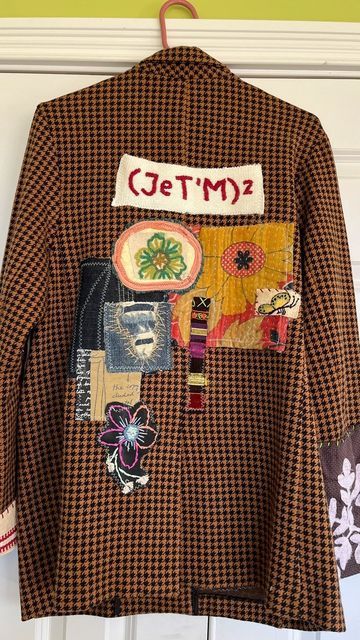 Design Jacket Ideas, Diy Trench Coat, Patchwork On Clothes, Making Clothes Aesthetic, Decorated Jacket, Custom Blazer, Customised Clothes, Ropa Upcycling, Upcycled Jackets