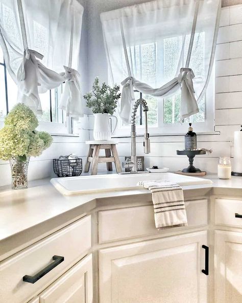 Behind Kitchen Sink Decor, Corner Kitchen Sink Decor, Kitchen Windows Above Sink Ideas, Corner Kitchen Sink Ideas, Kitchen Sink Decor Ideas, Square Kitchen Sink, Kitchen Window Decor, Corner Kitchen Sink, Kitchen Sink Decor