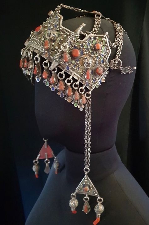 Magnifique parure de tête berbère en argent émaillé et Corail. Moroccan Jewelry, Crown Hat, Edwardian Jewelry, Hand Of Fatima, Mood Board Fashion, African Jewelry, Folk Costume, Muslimah Fashion, Turbans