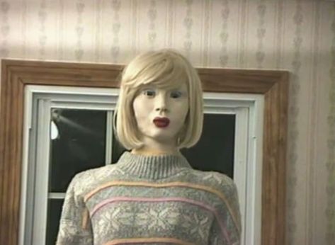 Originally coined by Masahiro Mori in 1970, the term “uncanny valley” describes our strange revulsion toward things that appear nearly human, but not quite right. Creepy Gif, Creepy Core, Райан Гослинг, Creepy Images, Dreamcore Weirdcore, The Uncanny, Arte Horror, Pulp Fiction, Short Film