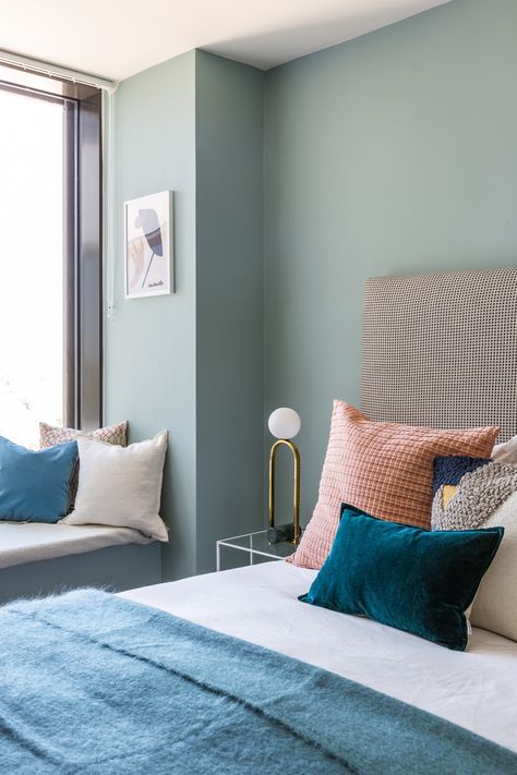 Aqua Bedrooms Ideas, Soft Teal Bedroom Ideas, Calming Teal Bedroom, Mint And Blue Bedroom, Pink Blue Green Apartment, Dusty Pink And Teal Bedroom, Soft Teal Bedroom, Blue Green Pink Bedroom, Light Teal Room