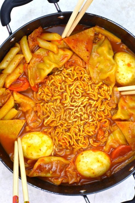 This simple Rabokki recipe brings together ramen noodles and rice cakes, all drenched in a savory, spicy sauce. Rabokki Recipe, Roman Noodles, Spicy Ramen Noodles, Frozen Dumplings, Homemade Ramen, Spicy Ramen, Spicy Rice, Dumplings For Soup, Ramen Recipes