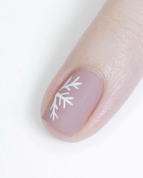 Snowflake Manicure, Snowflake Simple Nails, Minimalist Snowflake Nails, Snowflake Nail Design Simple, Easy Snowflake Nail Designs, Easy Snowflake Nails, Snowflake Nails Simple, Snowflake Nail, Simple Snowflake Nails