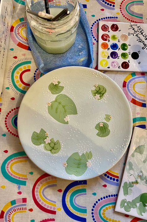 Cute Pottery Painting Ideas Couple, Painting Ideas On Clay Plates, Lily Pad Pottery Painting, Small Dish Painting Ideas, Plate Inspo Paint, Pottery Painting Ideas Frogs, Diy Plate Painting Ideas, Lily Pad Pottery, Painted Plates Aesthetic