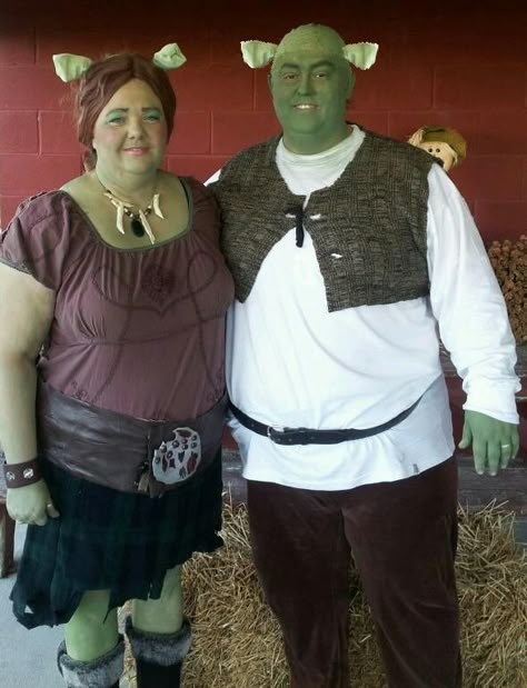 Hubby and I as Shrek and Fiona (from Shrek Forever After) Shrek And Fiona Costume, Costume Halloween Duo, Fiona Costume, Shrek And Fiona, Halloweenský Makeup, Halloween Duos, Kostuum Halloween, Matching Halloween Costumes, Pretty Halloween Costumes