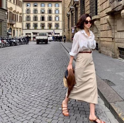 Beige Linen Midi Skirt Outfit, Old Money Women, Smart Casual Fashion, Smart Casual Dress Code, Rok Outfit, Spring Ootd, Smart Casual Dress, Elegant Dresses Classy, Classy Work Outfits