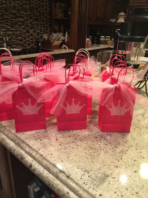 Pink Birthday Favors, Princess Treat Bags Ideas, Princess Theme Goodie Bags, Barbie Themed Goodie Bags, Princess Birthday Goodie Bags Ideas, Pink Birthday Goodie Bags, Princess Party Gift Bag Ideas, Princess Theme Party Decorations Diy, Princess Party Favor Bags