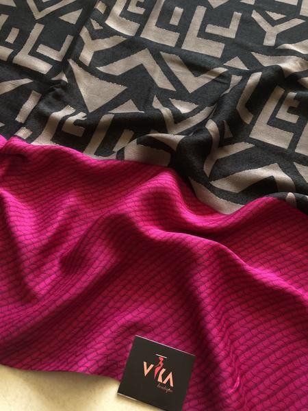 Black pink printed crepe saree Checked Saree, Embroidery Blouse Saree, Ideas For Embroidery, Silk Saree Blouse Designs Patterns, Raw Silk Blouse, Kanjivaram Sarees Silk, Checks Saree, Floral Print Sarees, Saree Blouse Neck Designs