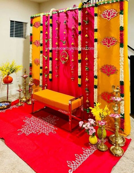 Seemantham Decoration At Home, Seemantham Decoration Ideas, Seemantham Decoration, Indian Baby Shower Decorations, Indian Baby Showers, Mehendi Decor Ideas, Simple Stage Decorations, Home Flower Decor, Ganpati Decoration At Home