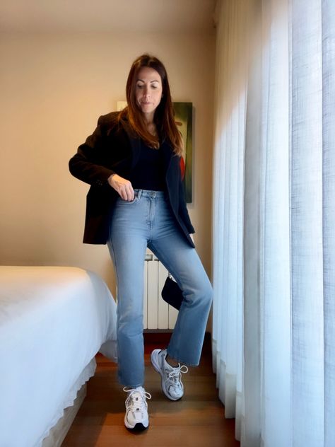 Straight jeans in light blue, sneakers new balance 530 and wool blazer/coat from &others Stories Blue Sneakers Outfit, Light Blue Sneakers, Straight Jeans Outfit, Nb Shoes, Jeans Outfit For Work, Sneakers New Balance, Sneaker Outfits Women, Light Denim Jeans, Everyday Clothes