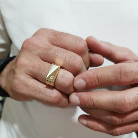 Mens Wedding Signet Ring, Rectangle Signet Ring, Rings Everyday, Signet Ring For Men, Mens Wedding Bands Unique, Mens Rings, Signet Ring Men, Gold Bodies, Signet Rings