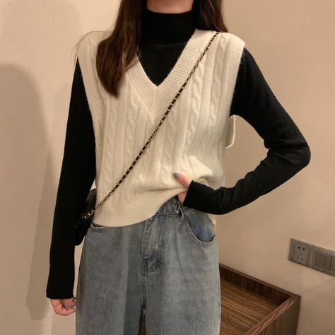 Over Sized Vest Outfits, Winter Daily Outfits Casual, Jeans Shirt Cardigan Outfit, Sweater Vest And Turtleneck, Vest Winter Outfits For Women, Korean Cardigan Style, Winter Outfits Turtleneck, Sweater And Shirt Layering, Winter Outfits Cardigans