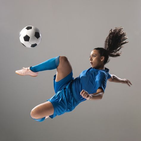 Fit football in sportswear doing tricks Football Reference, Soccer Poses, Football Poses, Foto Sport, Women Lifting, People Poses, Body Reference Poses, Flag Football, Human Poses Reference